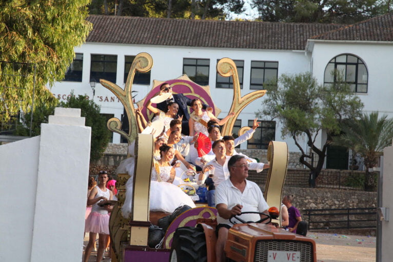 Desfile de carrozas en las fiestas de Gata de Gorgos 78