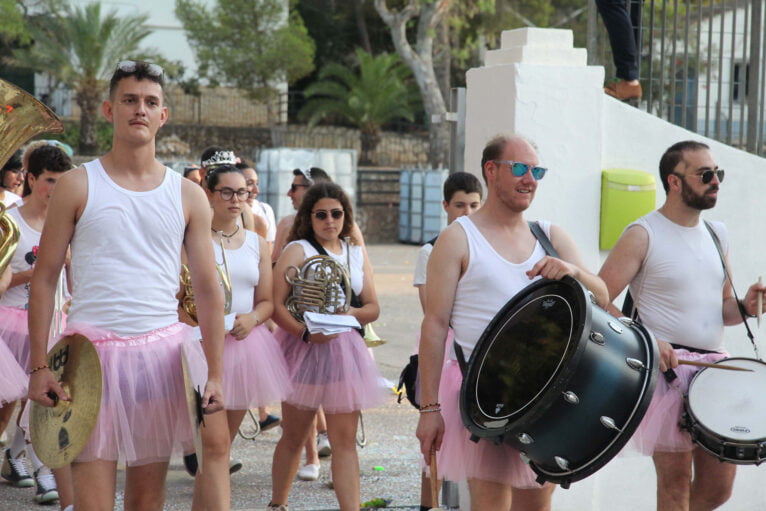 Desfile de carrozas en las fiestas de Gata de Gorgos 80