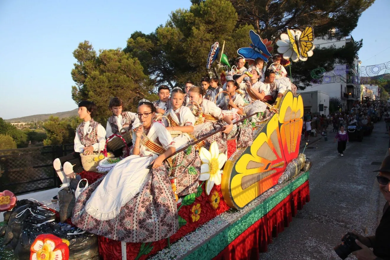 Desfile de carrozas en las fiestas de Gata de Gorgos 85