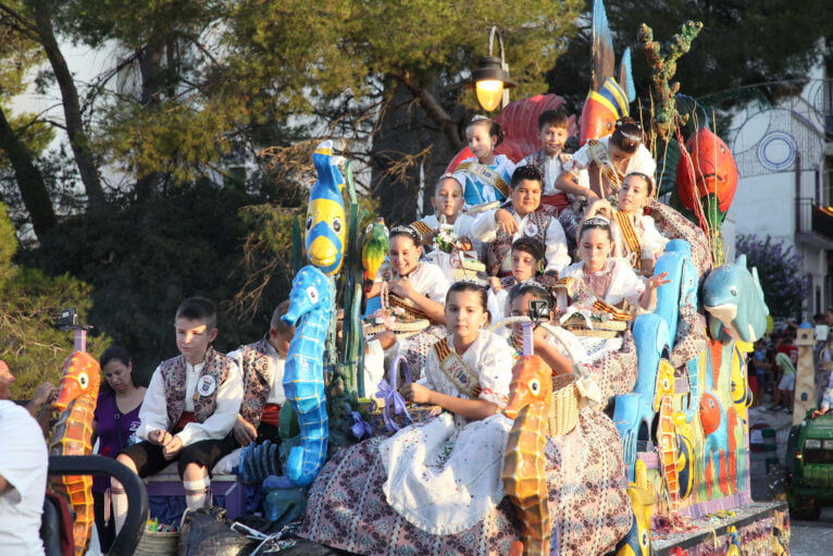 Desfile de carrozas en las fiestas de Gata de Gorgos 86