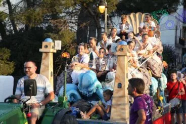 Desfile de carrozas en las fiestas de Gata de Gorgos 87