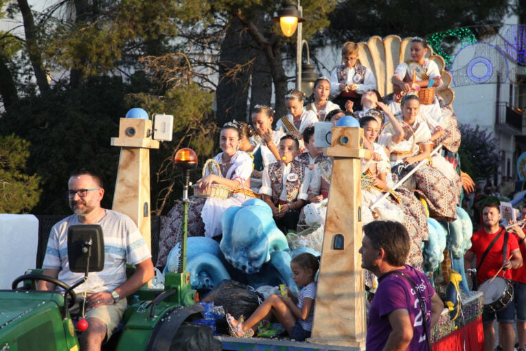 Desfile de carrozas en las fiestas de Gata de Gorgos 87