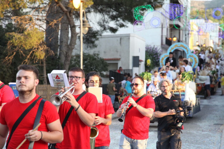 Desfile de carrozas en las fiestas de Gata de Gorgos 88