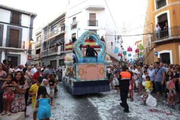 Desfile de carrozas en las fiestas de Gata de Gorgos 97