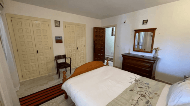 dormitorio con armarios empotrados