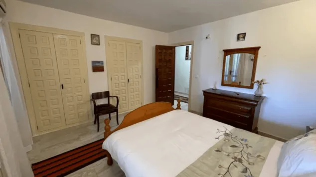 dormitorio con armarios empotrados