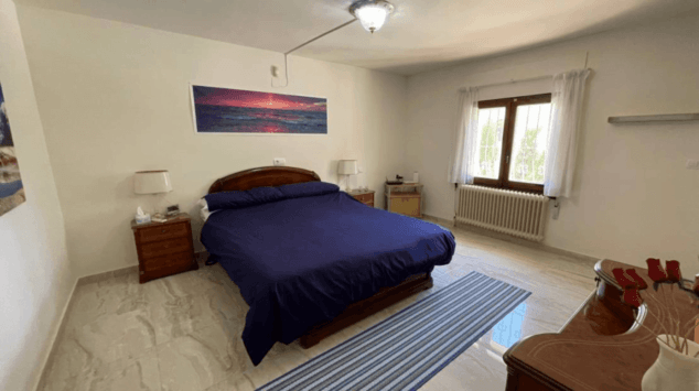 dormitorio doble con cama de matrimonio