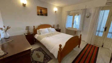 Dormitorio equipado con cama de matrimonio