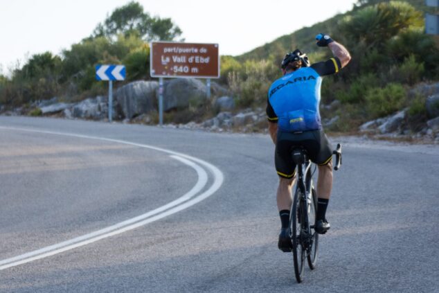 Imatge: El ciclista José Fornés entrenant el repte solidari