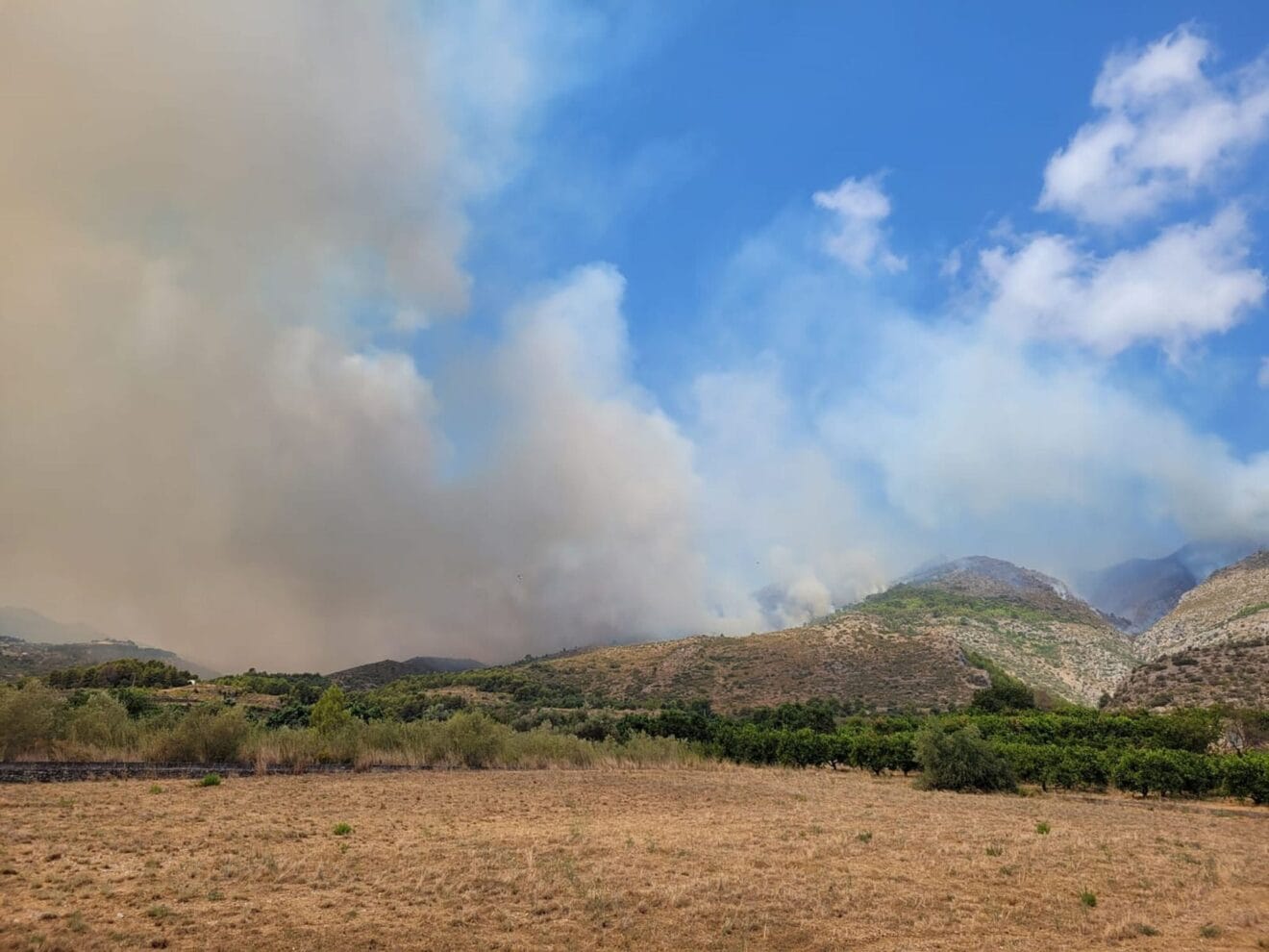 El cielo de Sagra cada vez más enrrojecido por el fuego