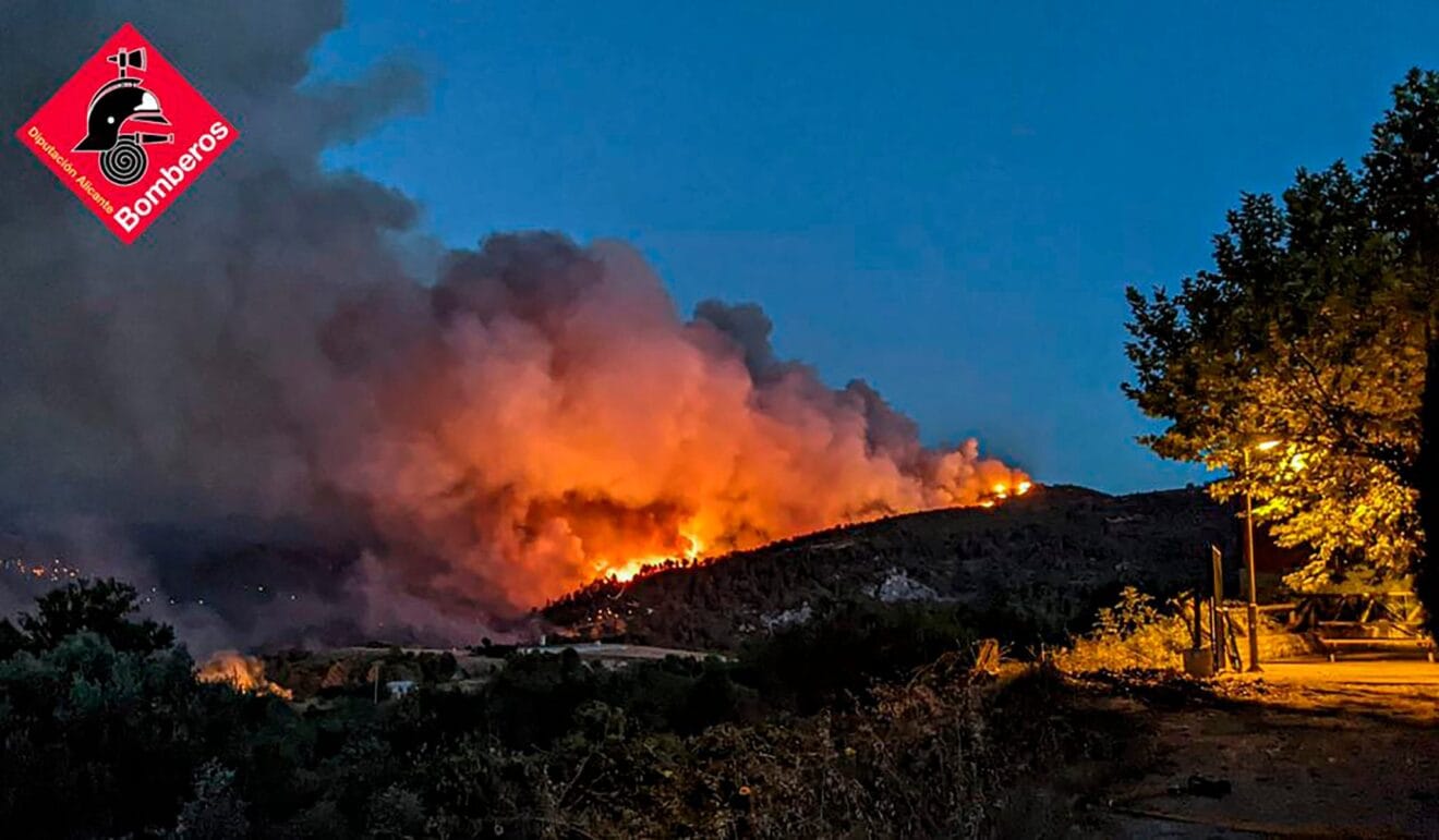 El fuego arrasando el ineterior de la Marina Alta la pasada noche