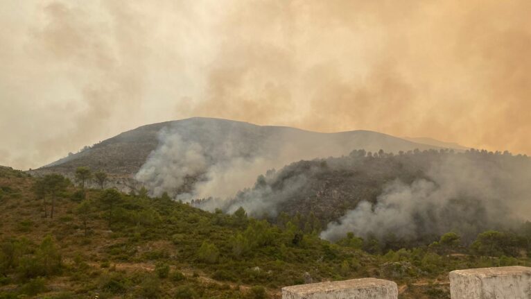 El fuego se adentra en el Barranc de l'Infern