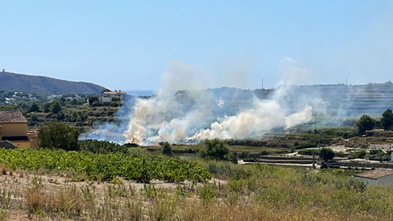 De rook die het landschap in Teulada-Moraira . bedekt