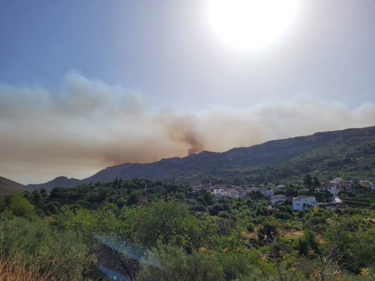 El incendio de la Vall d'Ebo visto desde la Vall de Gallinera