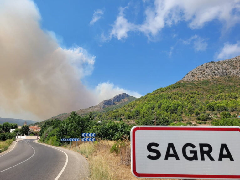 The fire spreads towards Sagra and Tormos