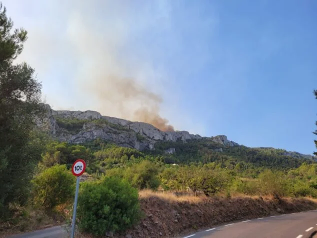 Imagen: El incendio visto desde la Vall de Gallinera esta mañana