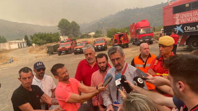 Imagen: El secretario autonómico de Emergencias atiende a los medios con las últimas informaciones