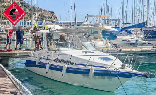 Un barco de 7 metros se incendia en el puerto deportivo de Calp debido a un fogón 1 Imagen: Embarcación incendiada en el puerto deportivo de Calp