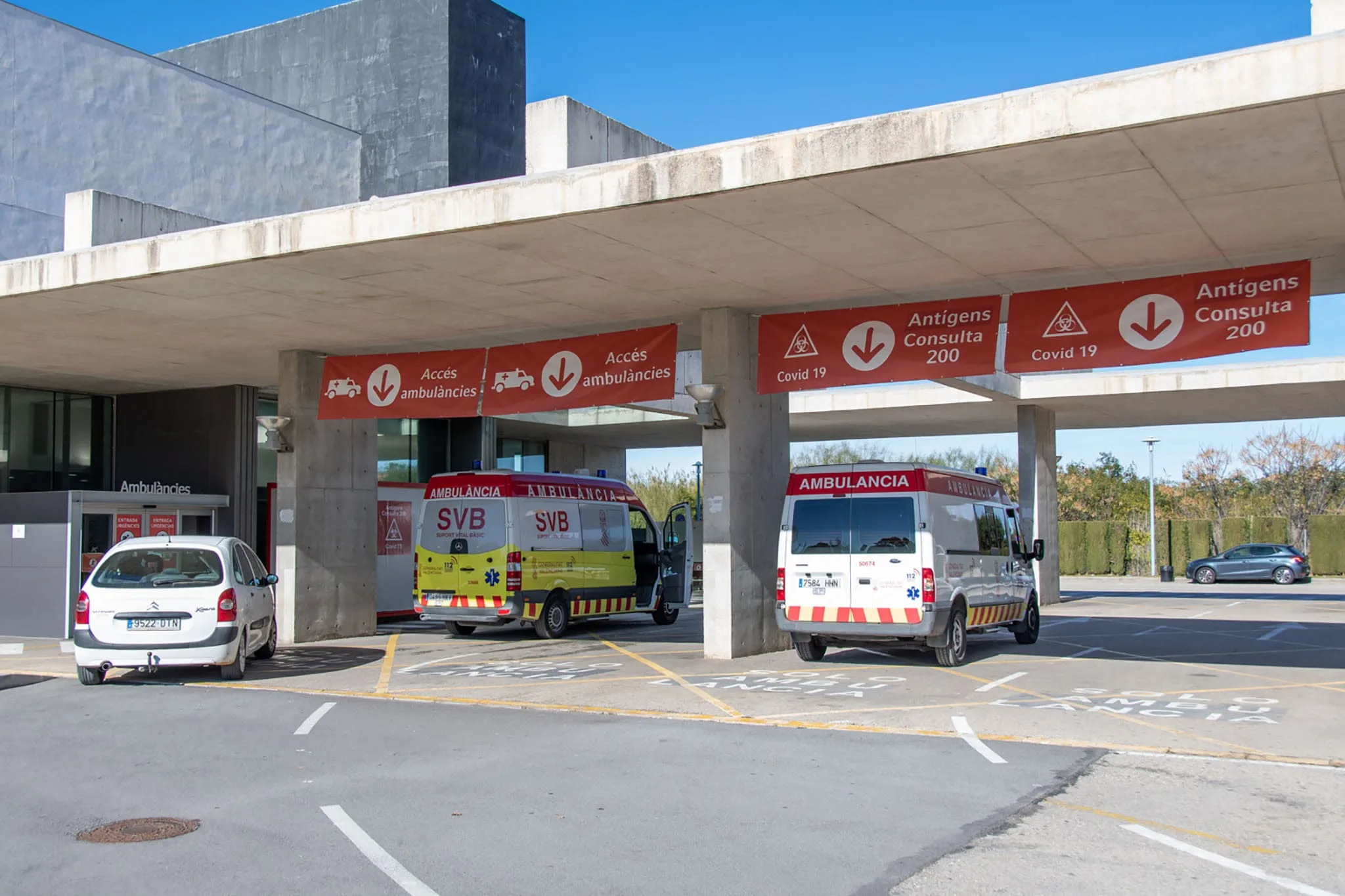 entrada de ambulancias en urgencias del hospital de denia