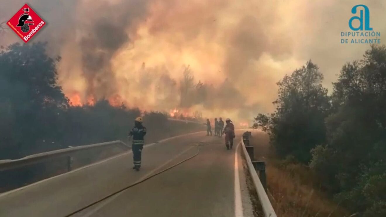 Extinción del incendio entre Benirrama y Forna