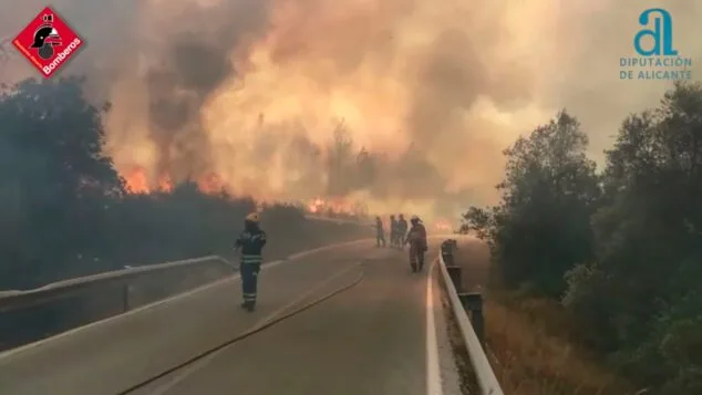 extincion del incendio entre benirrama y forna