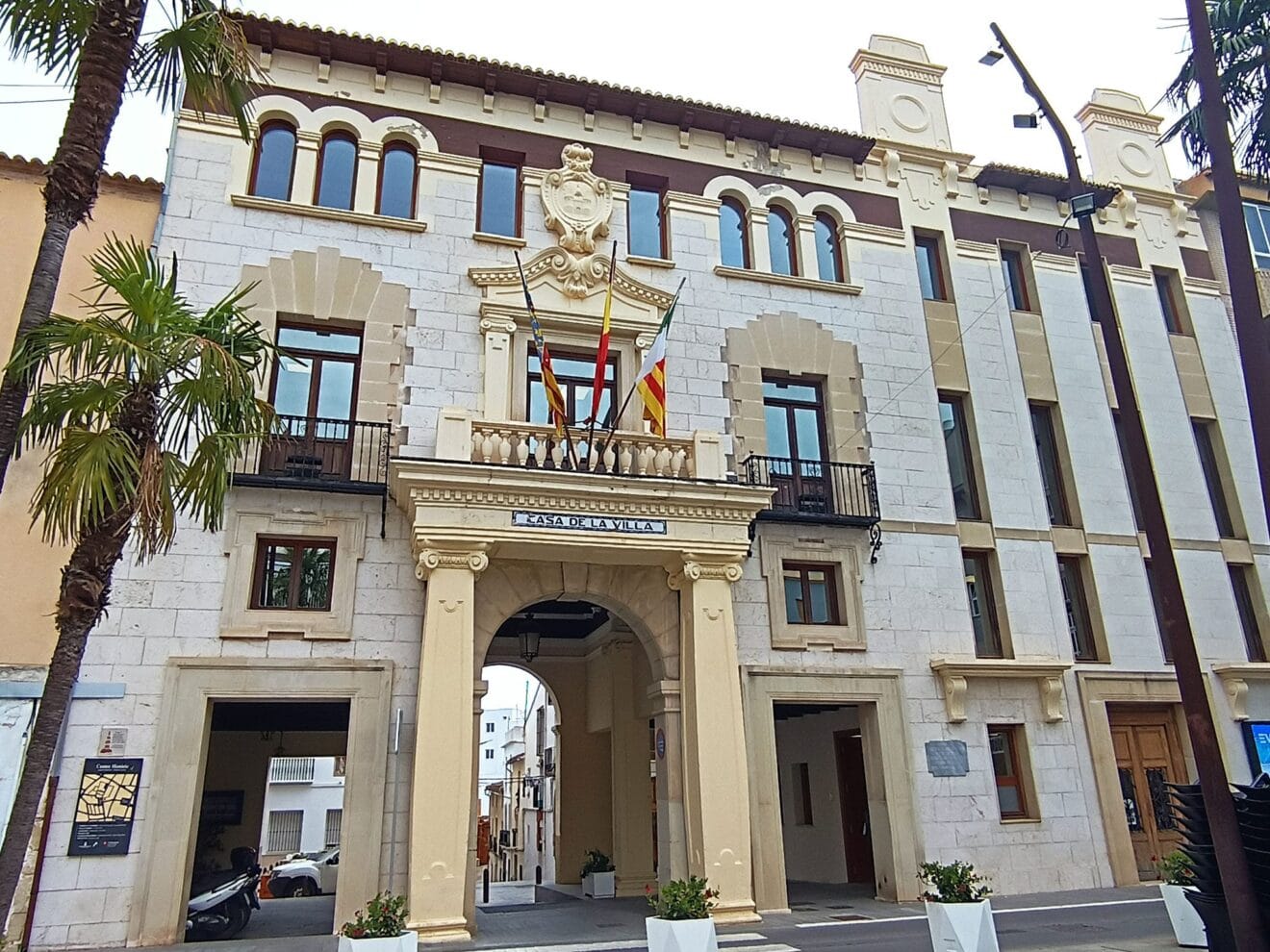 Fachada del ayuntamiento de Pego