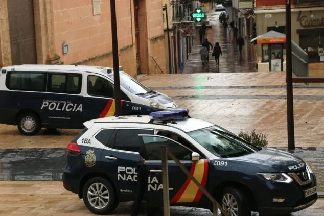 Imagen: Foto de archivo de dos vehículos de la Policía Nacional en Dénia