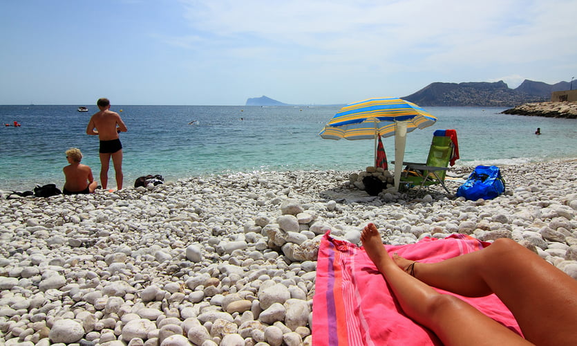 foto de archivo de una playa de calp