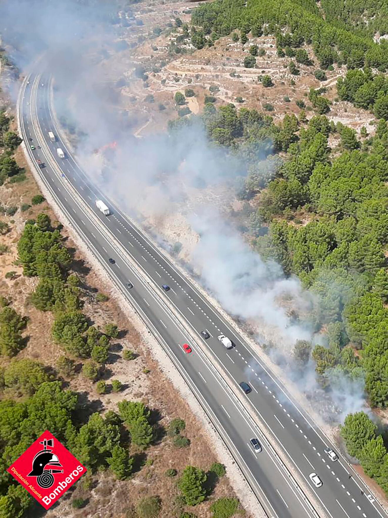 Gran columna de humo en la AP-7 junto a Benissa