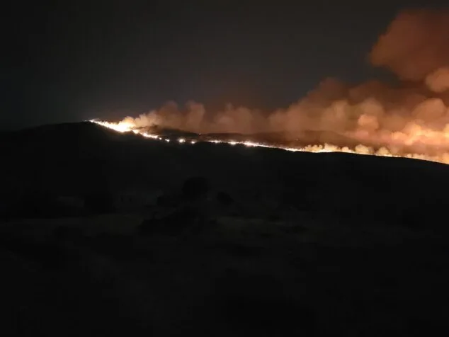 Luchan a toda prisa por sofocar las llamas de un incendio producido en la Vall d'Ebo 4 gran muralla de fuego en la vall debo
