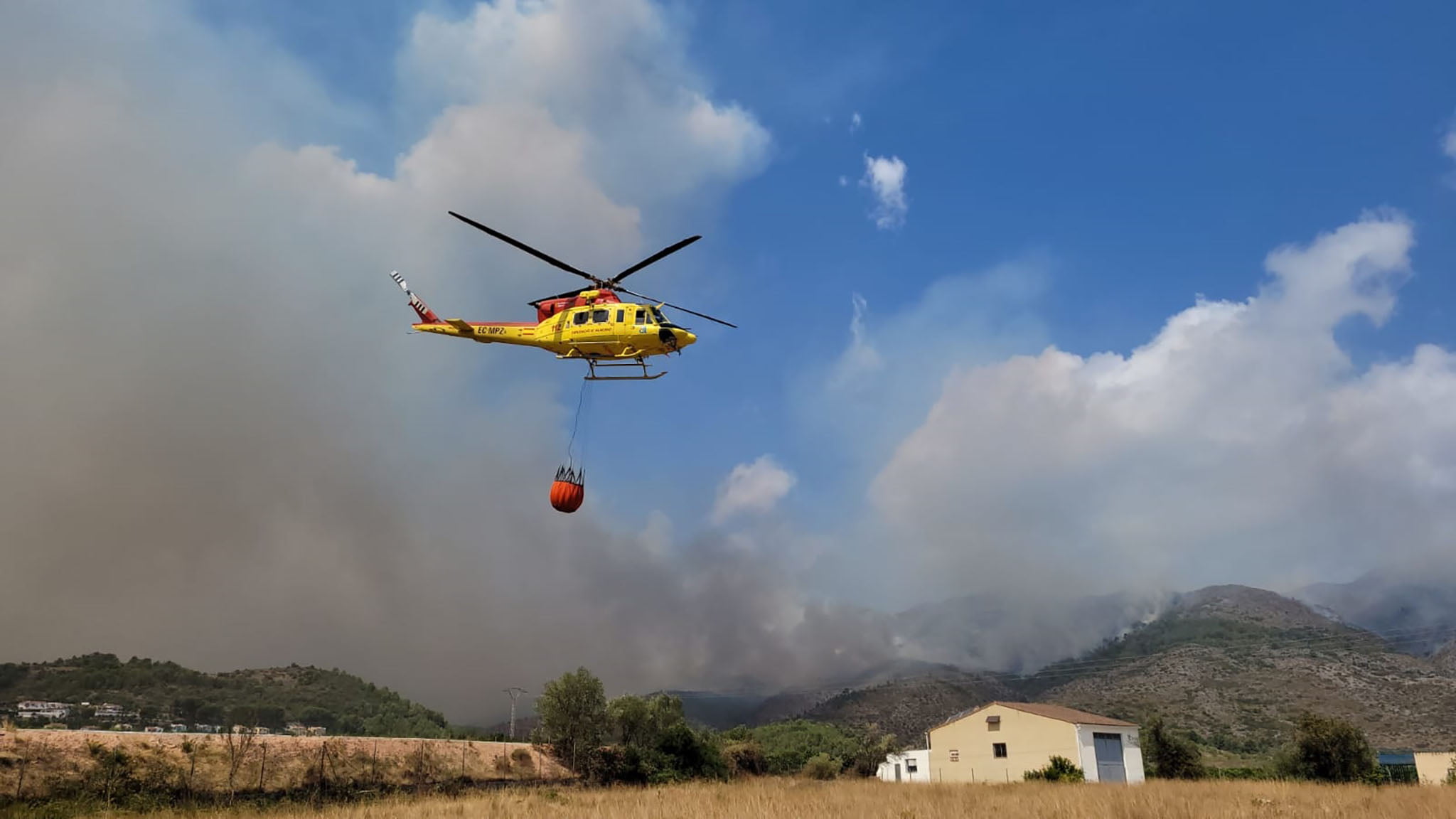 Helicóptero cargando agua desde Orba