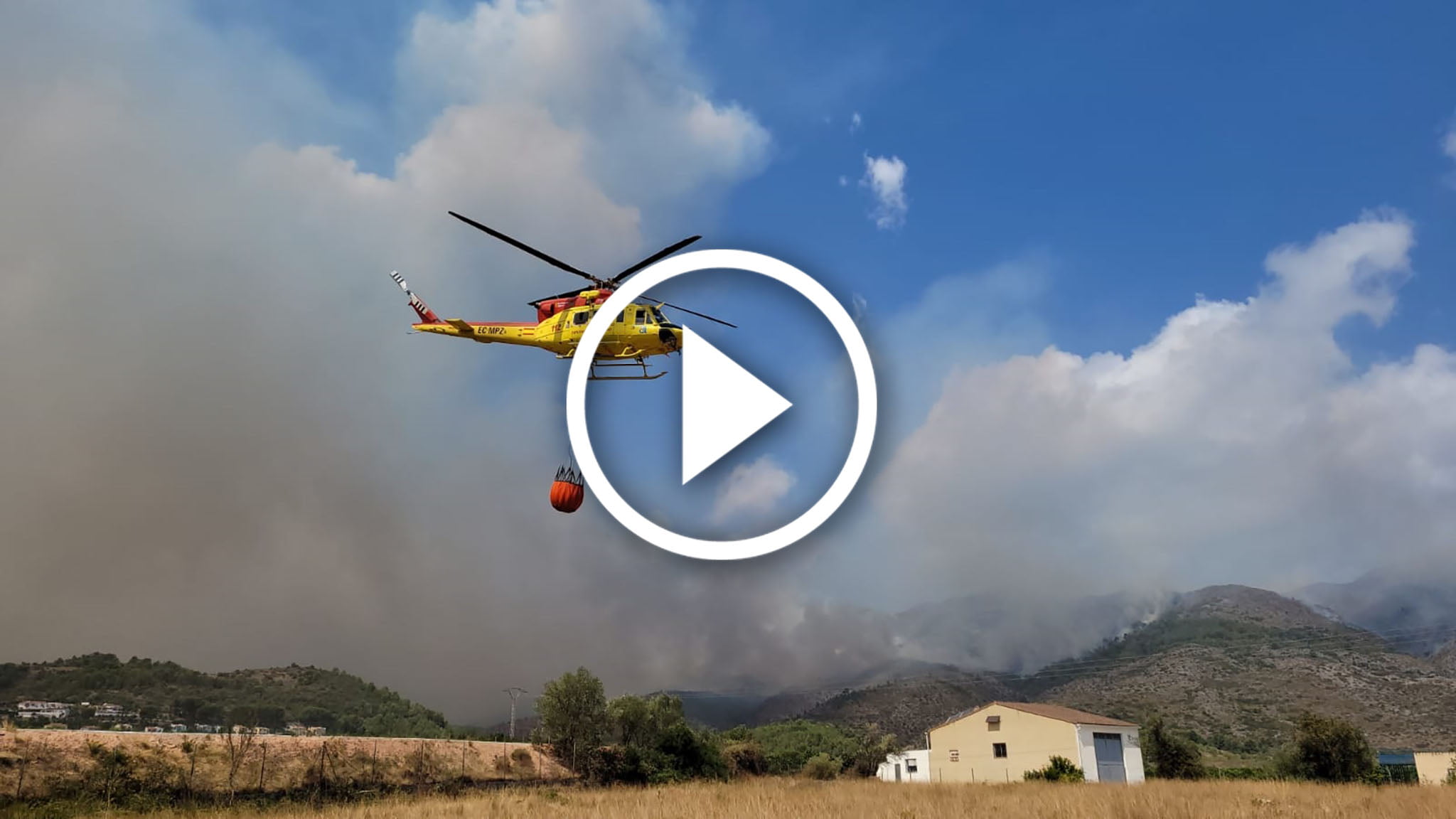 Helicóptero cargando agua en Orba
