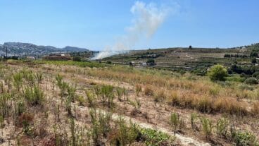 Humo en el terreno en llamas de Teulada-Moraira