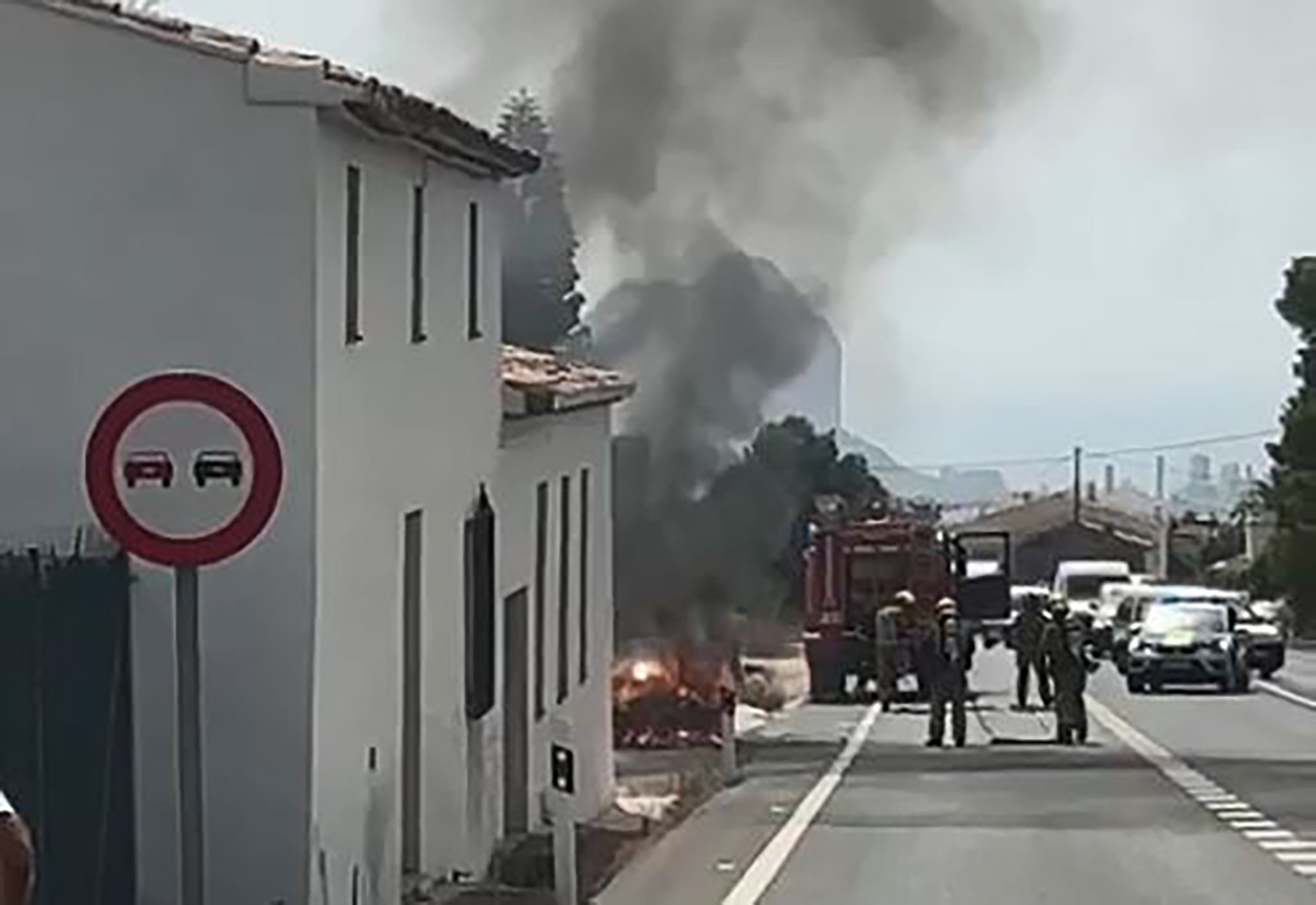 imagen de un video grabado por una persona que circulaba por la carretera en el momento del incendio