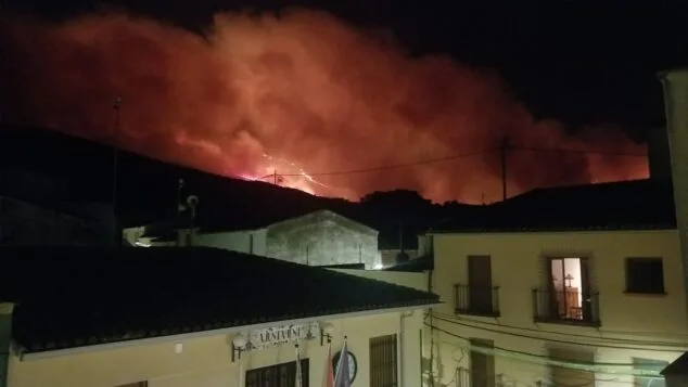 Luchan a toda prisa por sofocar las llamas de un incendio producido en la Vall d'Ebo 1 Imagen: Imagen del incendio de la Vall d'Ebo vista desde el pueblo