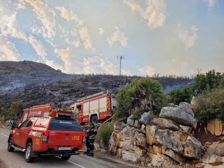 Imágenes de archivo de las dotaciones de bomberos en el incendio de Vall d'Ebo
