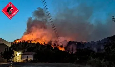 imagenes del incendio en la vall debo la noche del lunes