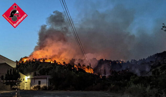 Imagen: Imágenes del incendio en la Vall d'Ebo la noche del lunes
