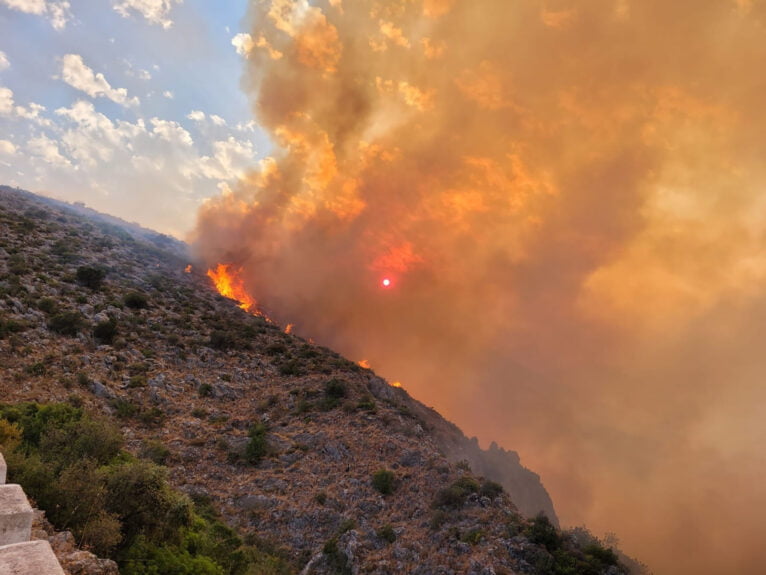 Fuego en la subida por Ambra (Pego) hasta la Vall d'Ebo