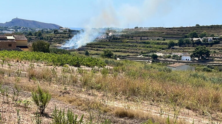 Incendio entre bancales de Teulada-Moraira