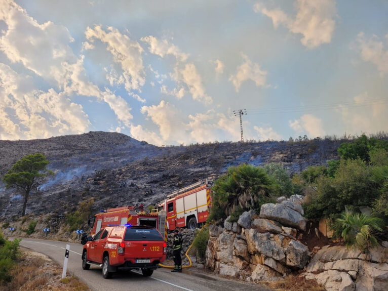 Labores de extinción del incendio en la zona de la Vall d'Ebo