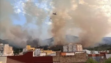 Labores de extinción del incendio en Pego antes de anochecer
