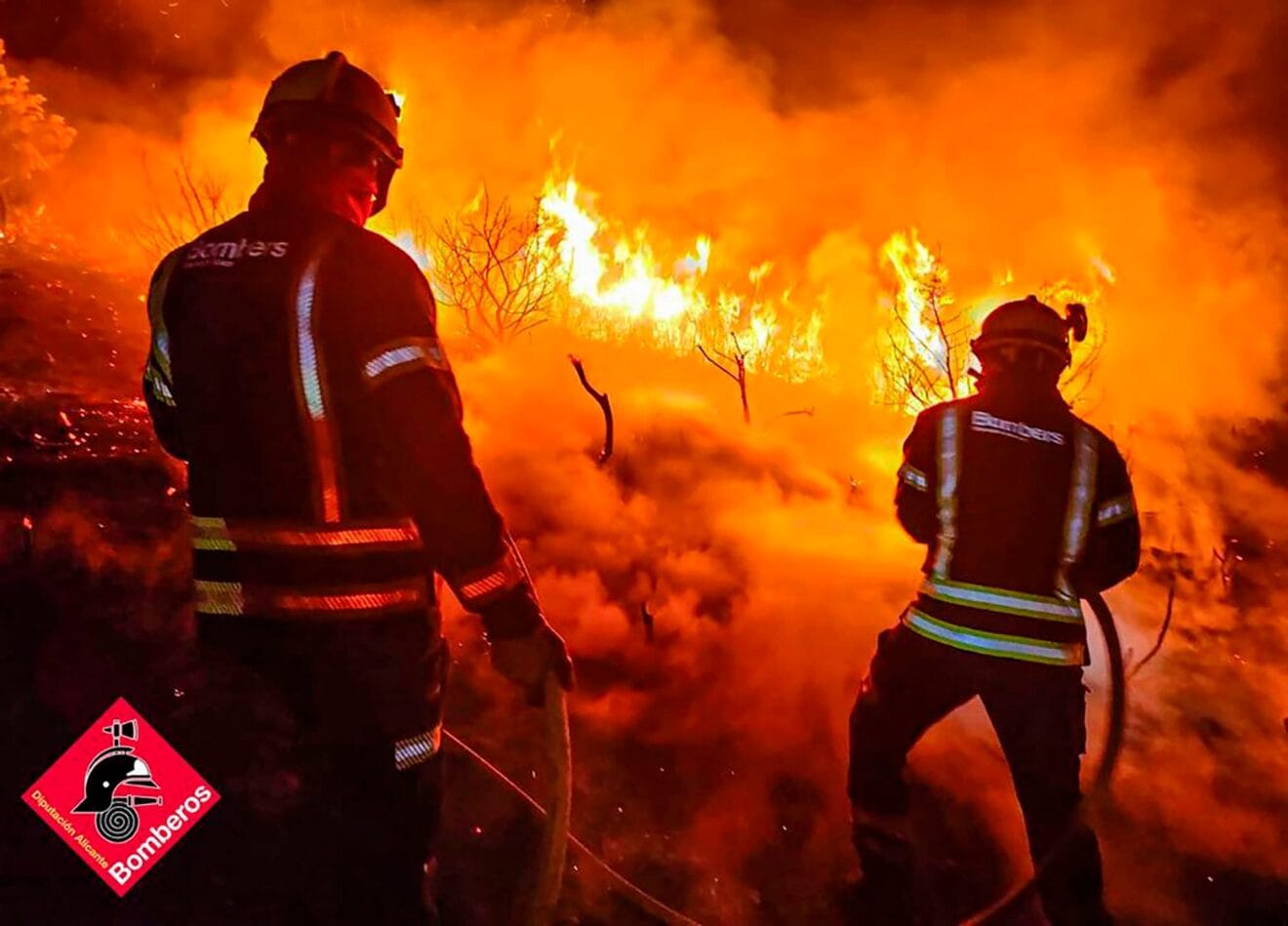 Labores de extinción del rebrote de llamas en Benimassot