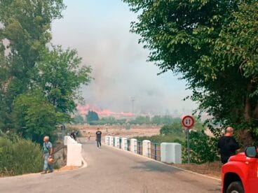 Las llamas a escasos metros de la entrada principal de Vall d’Ebo