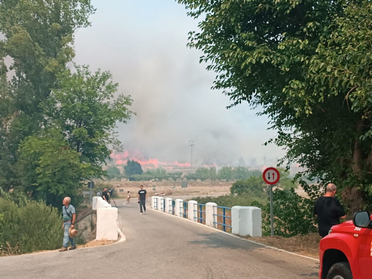 Las llamas a escasos metros de la entrada principal de Vall d'Ebo