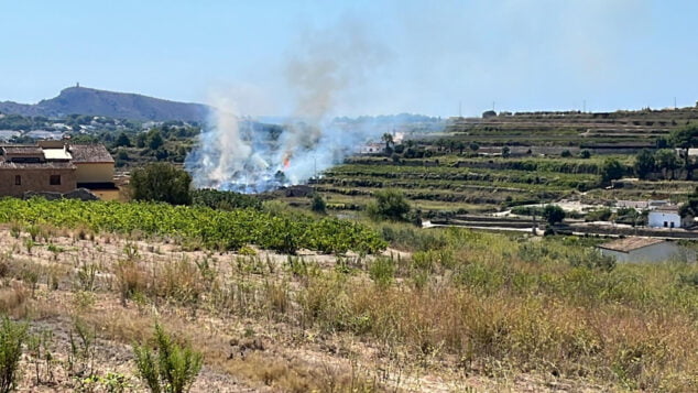 Imagen: Las llamas de hacen más visibles en el foco incendiado de Teulada