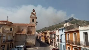 Los vecinos de Sagra ven llegar un gran columna de humo