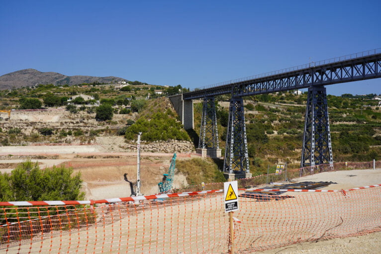 Obras en el viaducto de la línea 9 del TRAM d'Alacant a su paso por Benissa