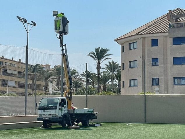 operarios cambiando el alumbrado en instalaciones deportivas de teulada moraira