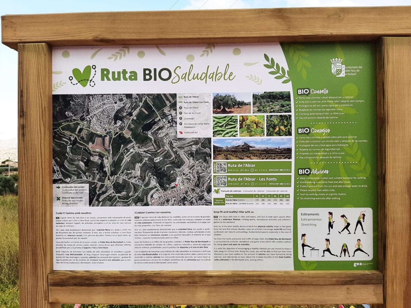 Panel inicial con códigos QR de la ruta biosaludable de Benitatxell